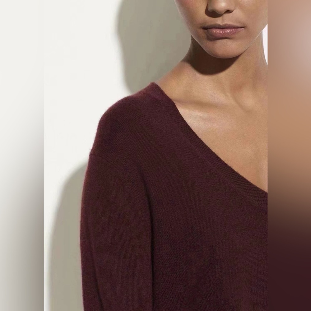 NWT Vince Weekend V-Neck Cashmere Sweater in Black Plum - Picture 3 of 5
